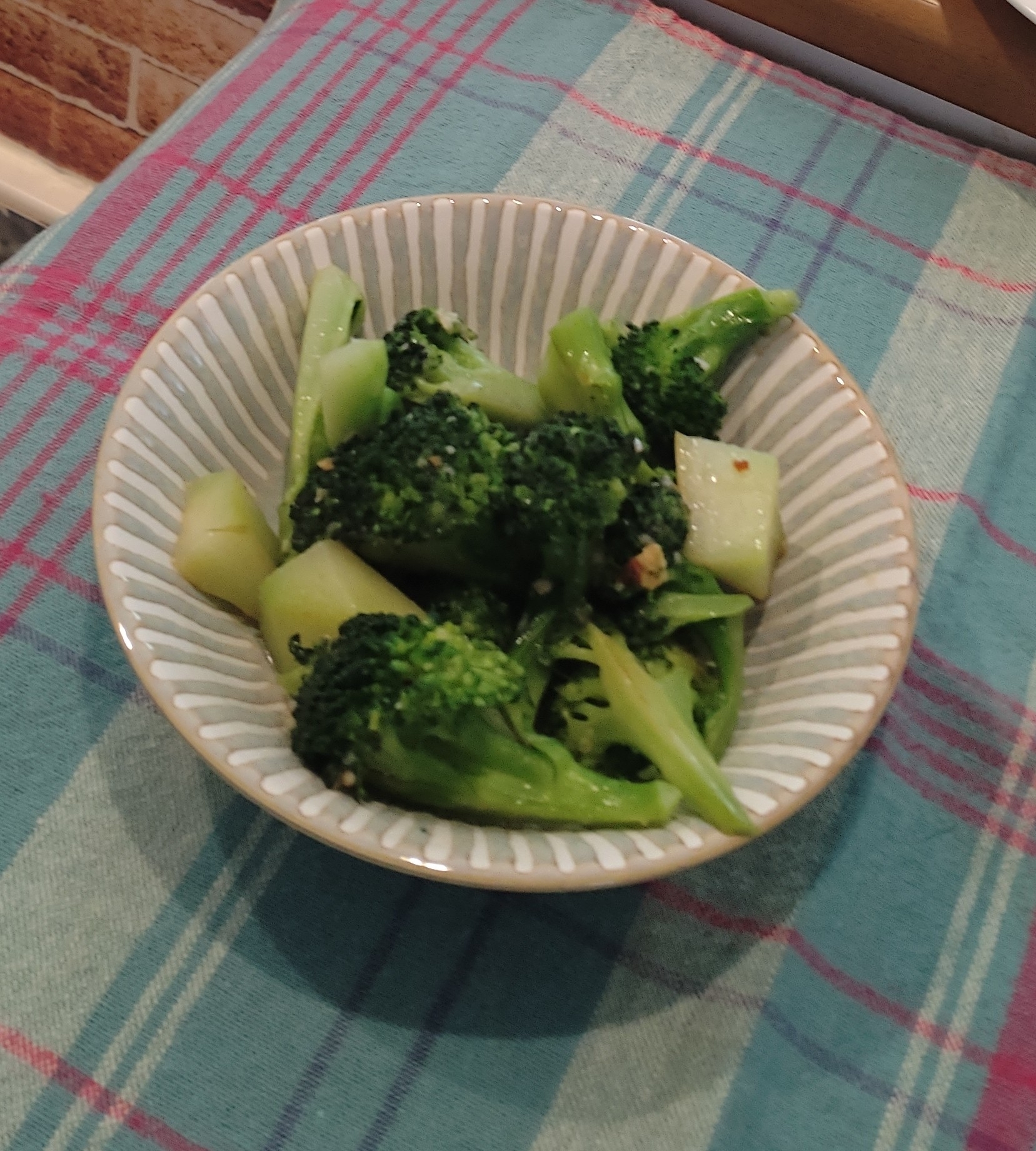 鶏肉を焼いた後は…ブロッコリー炒め