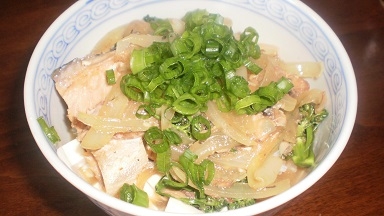 サバの水煮缶で丼