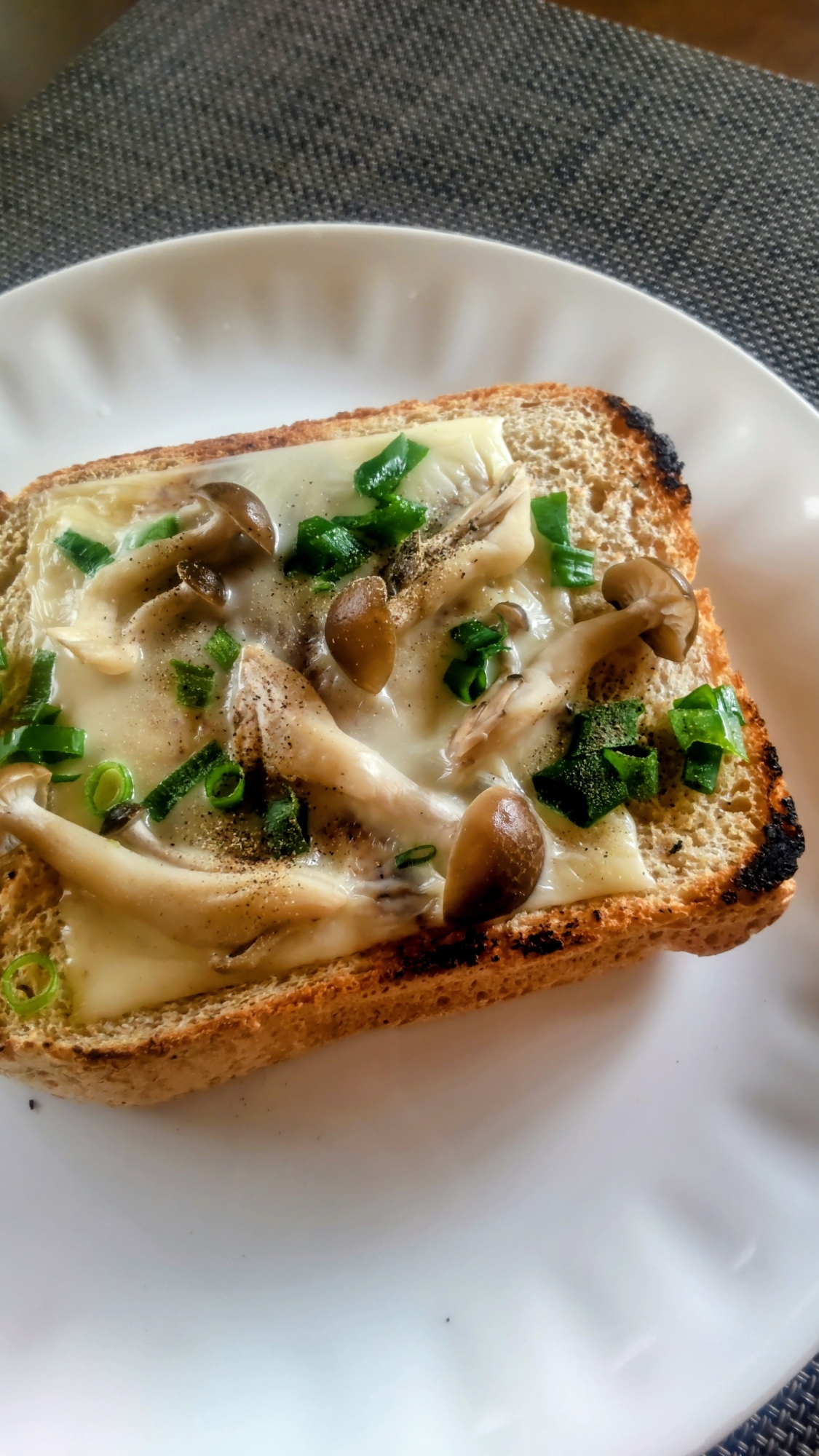しめじとネギのトースト