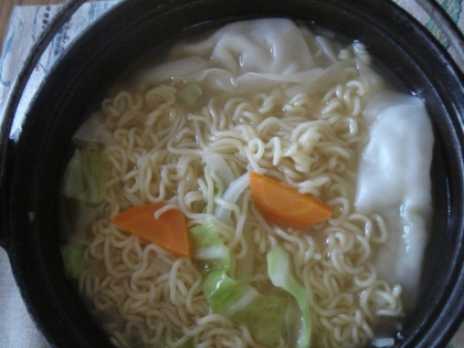 最後に私の分です。ワンタン麺＋水餃子
野菜はキャベツと人参をIN♪
卵も落としてボリュームたっぷりおいしかったです。^^
ご馳走様でした！