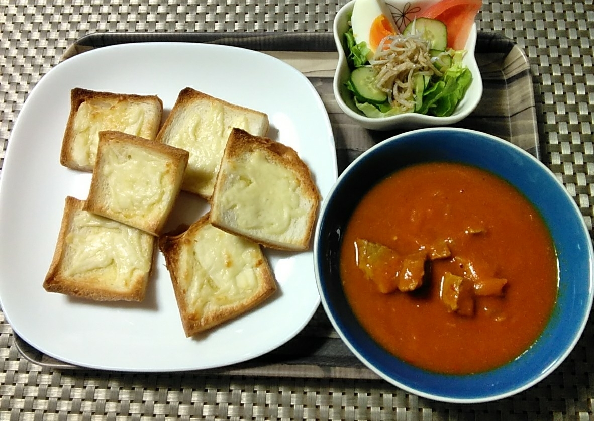 パンの耳deガーリック・チーズナン風ランチ
