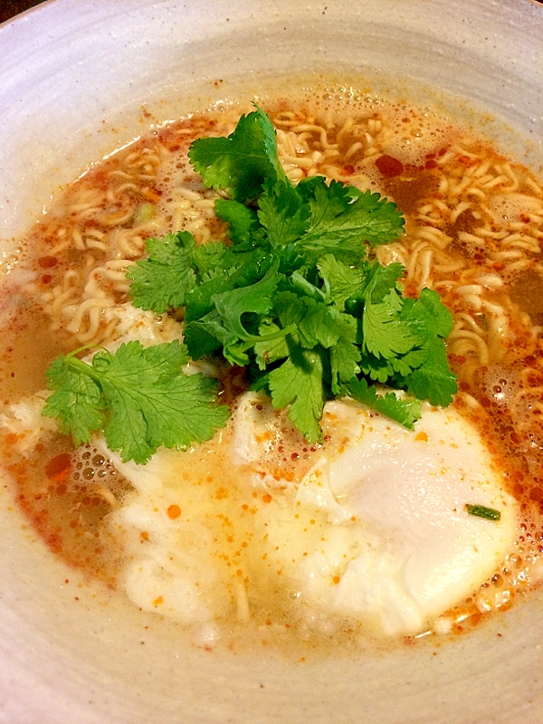 パクチーたっぷり☆トムヤムラーメン