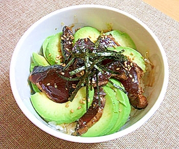 アボカドと鰹のにんにく醤油漬け丼