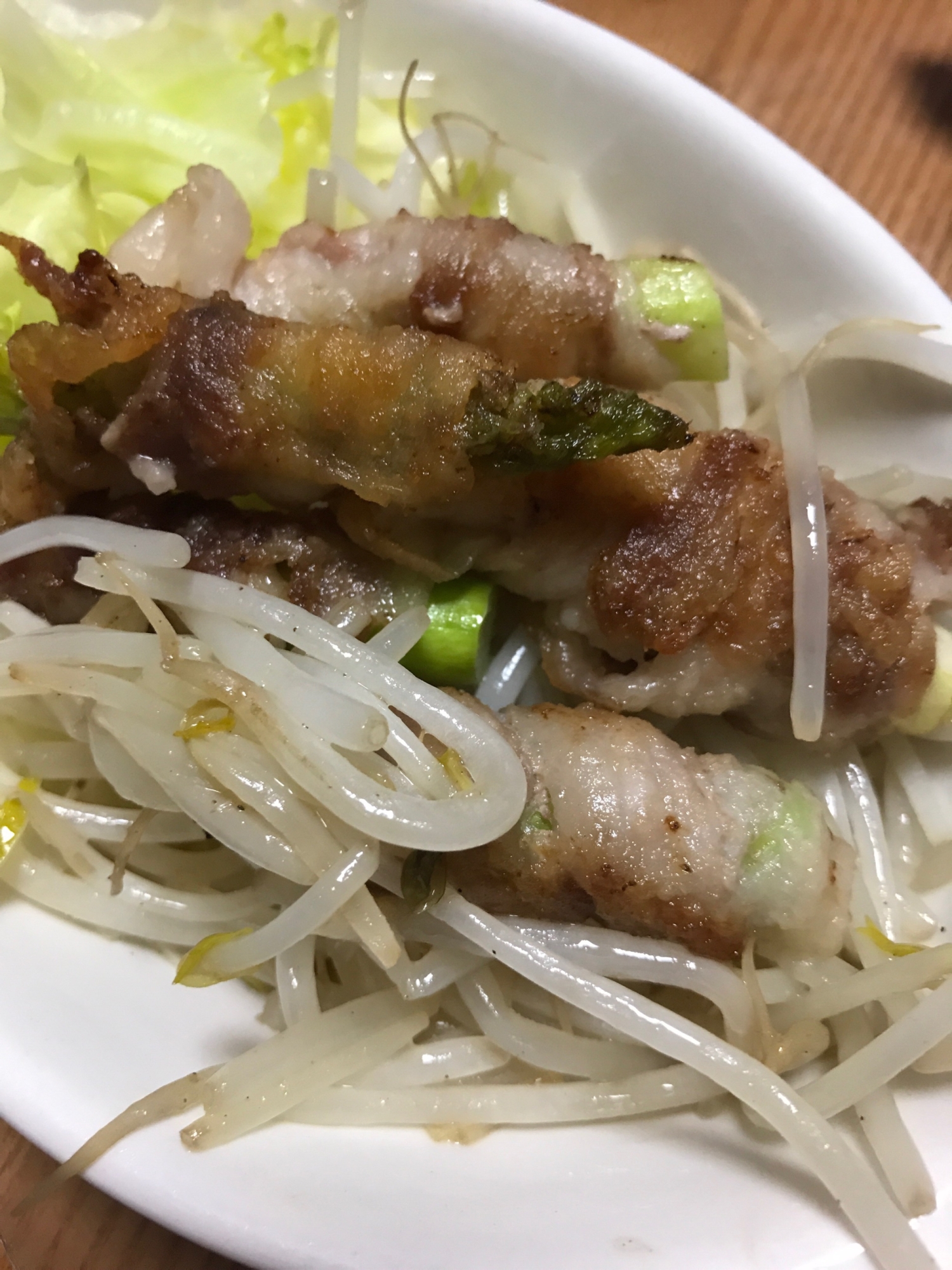 豚バラ肉のアスパラ巻きともやしの炒め物