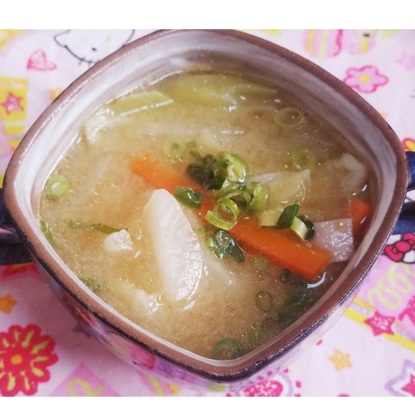 野菜たっぷりの味噌コンソメスープ
