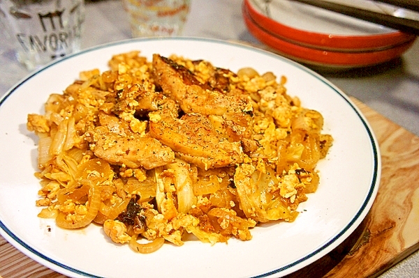 ご飯にのせて!ビールのお供に♪鶏のエスニック炒め