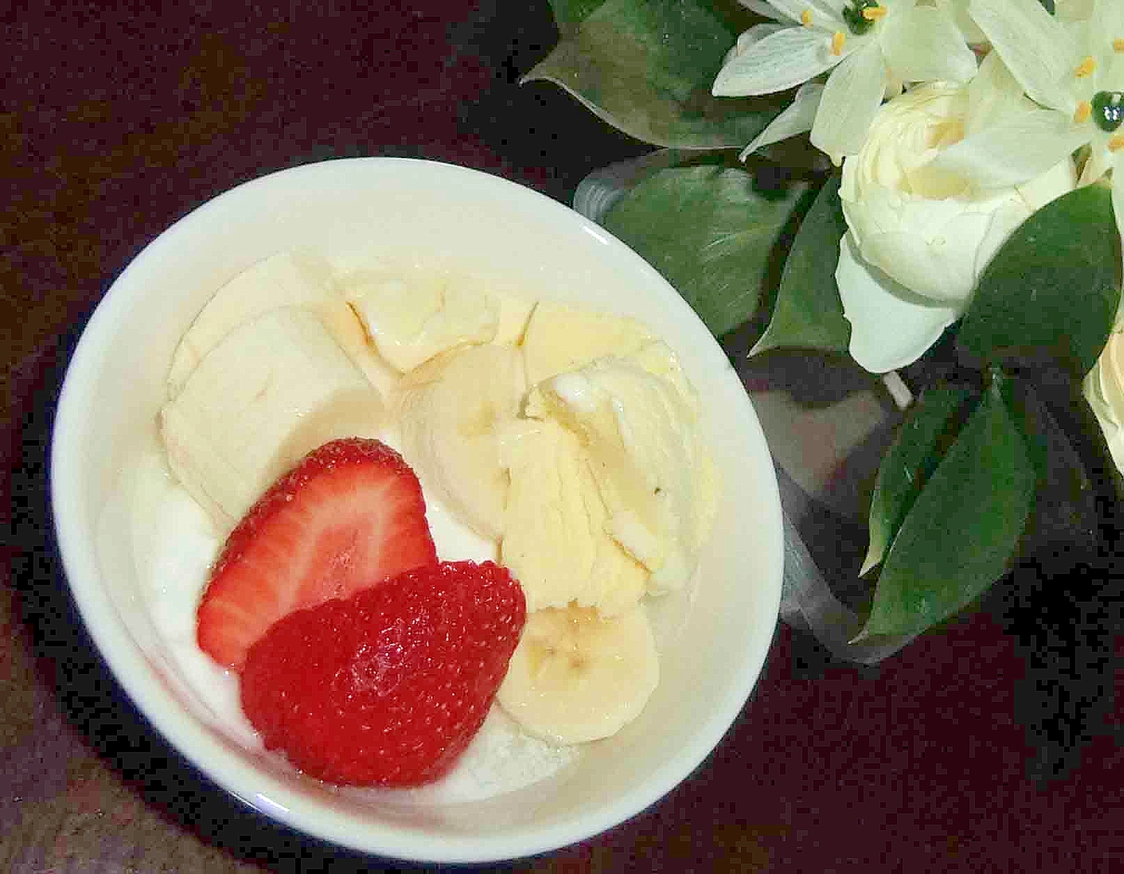 苺とバナナアイスのデザートヨーグルト