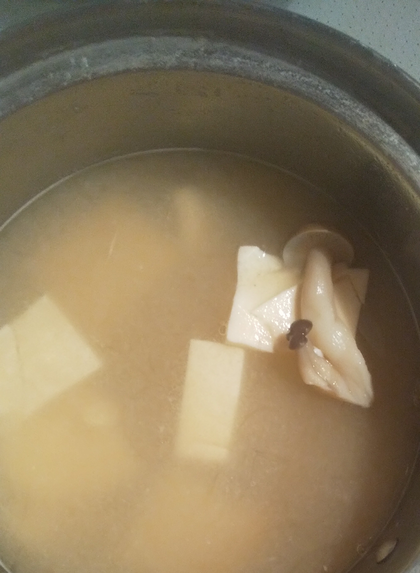 豆腐としめじの味噌汁