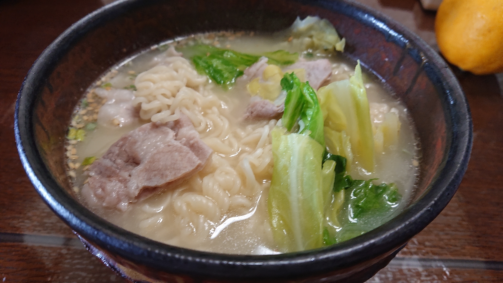 レタスとキャベツが入ったインスタントラーメン