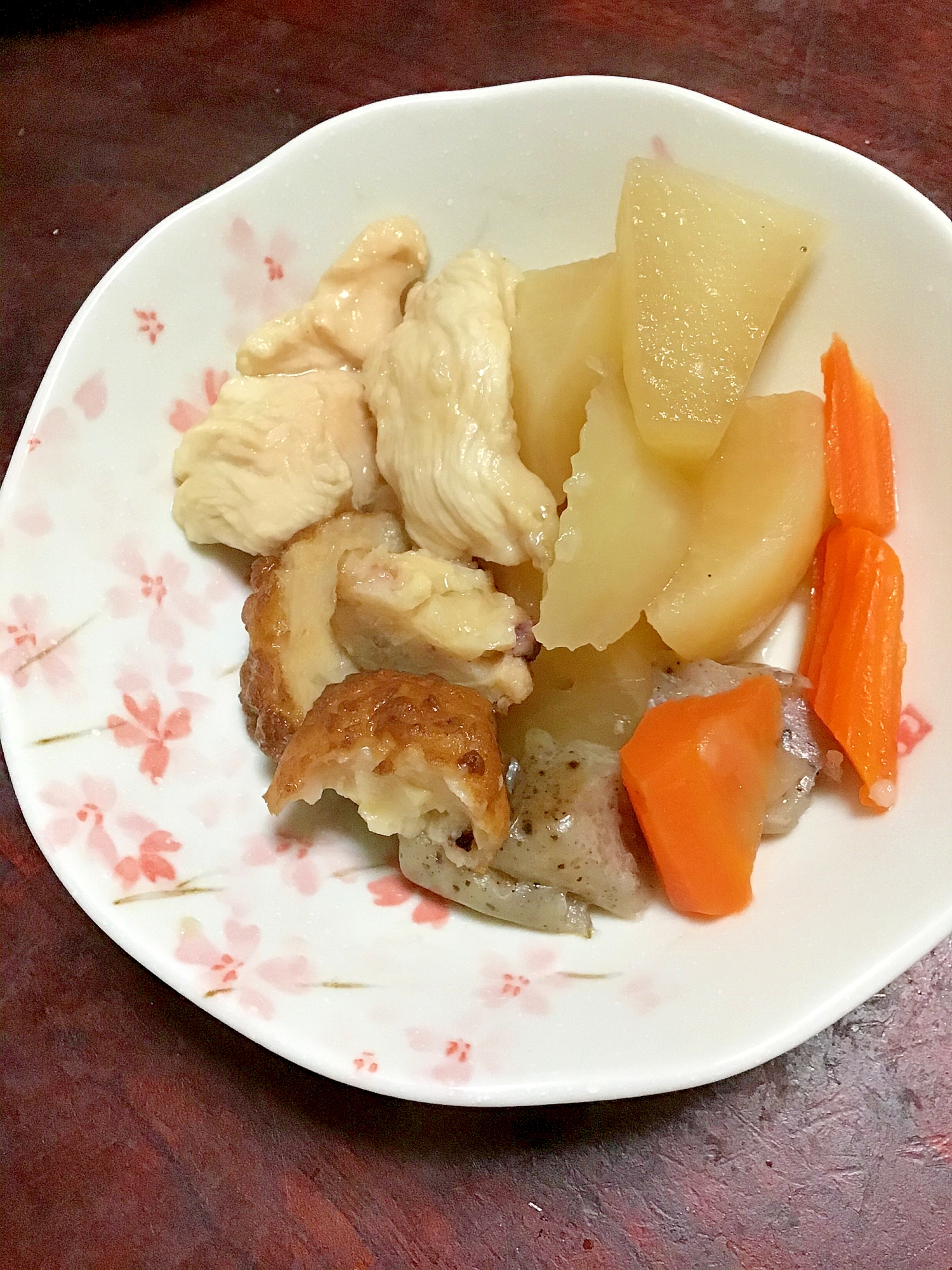 鶏胸と練り物と根菜の煮物。