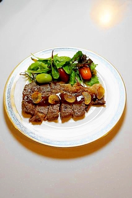 シークワーサー胡椒ソースと相性抜群！ビーフステーキ