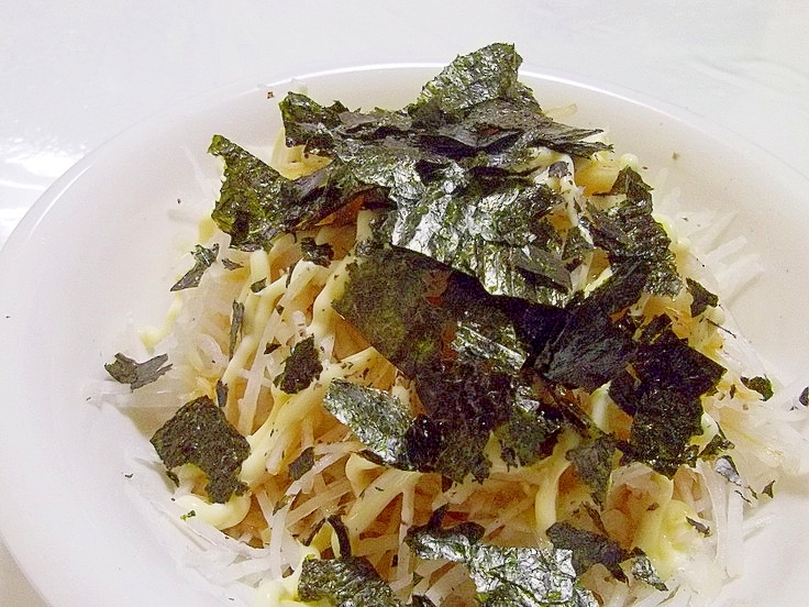 白色の皿に盛られた焼き海苔と大根のサラダ