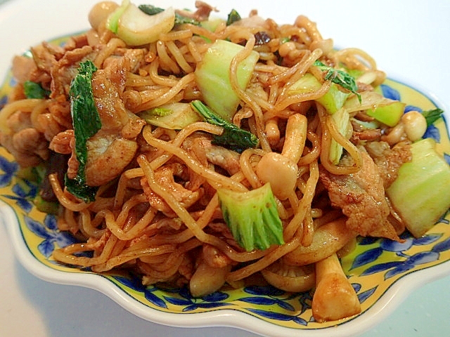 豚肉とブナピーと青梗菜と黒大蒜のソース焼きそば♬