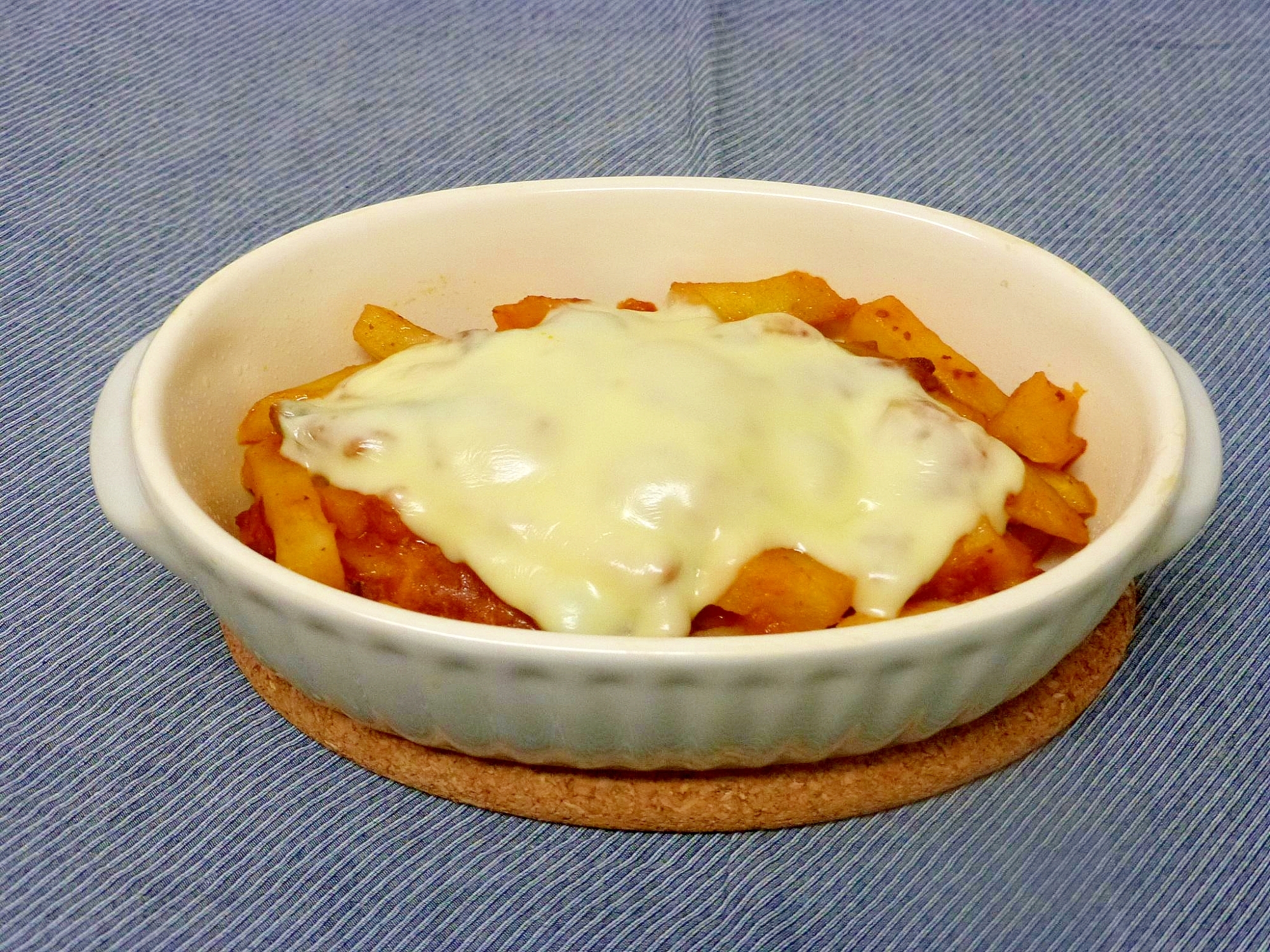 じゃが芋とエリンギのミートソースチーズ焼き