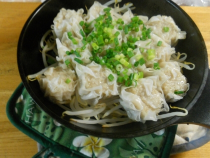 フライパンのまま食卓に〜♪熱々でシュウマイの旨味を吸ったもやし、メチャウマでした！ボリュームアップになるし野菜も摂れるし、シュウマイはこれに決まりで〜す♡♡♡