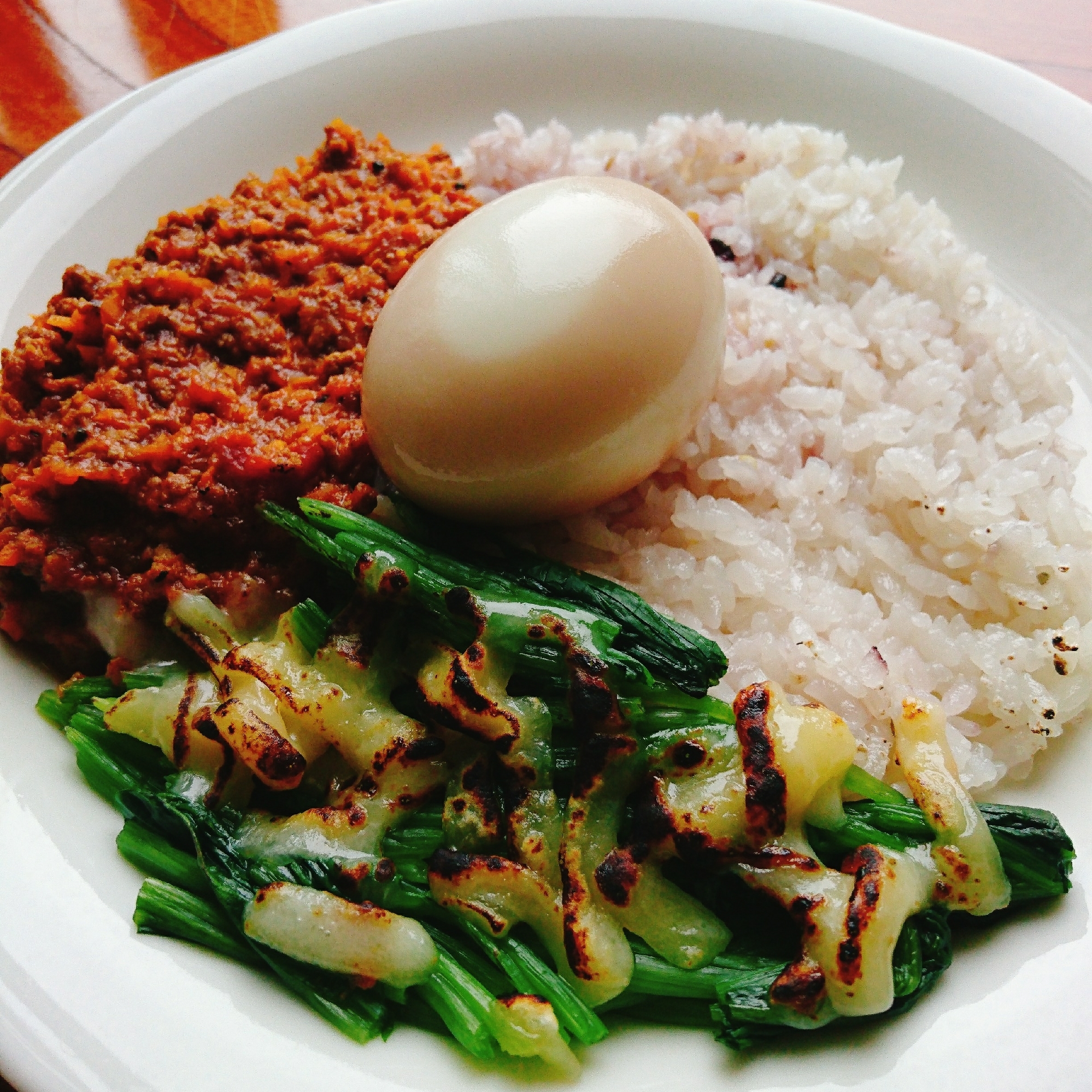 ほうれん草の炙りチーズと味たま乗せキーマカレー