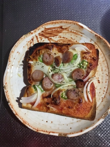 粗挽きソーセージのピザトースト