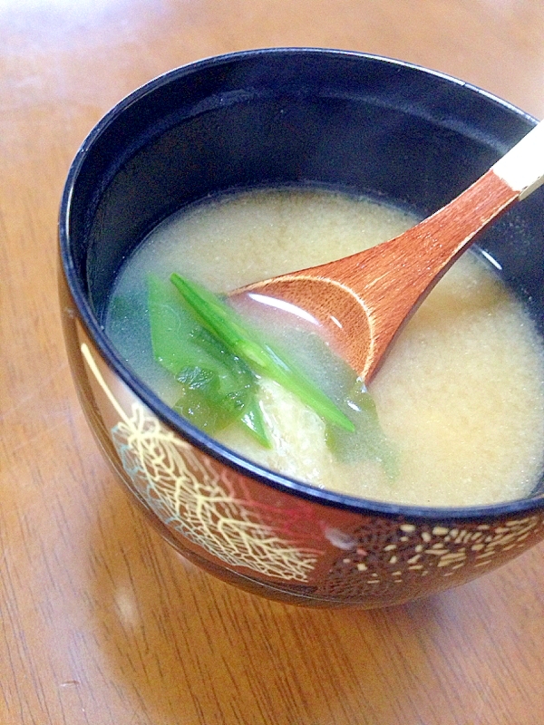 絹さやと油あげとわかめのお味噌汁