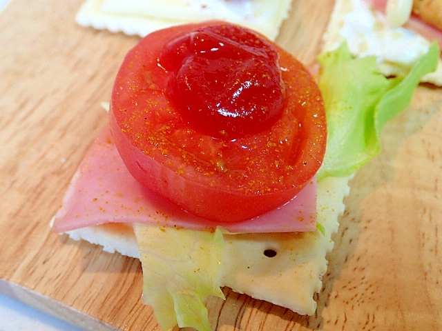 レタスとハムとトマトのカレー香るカナッペ