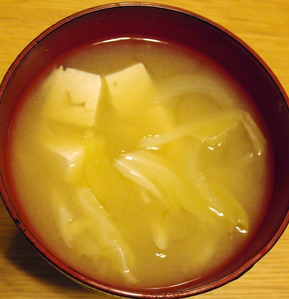 キャベツと玉ねぎと豆腐のお味噌汁