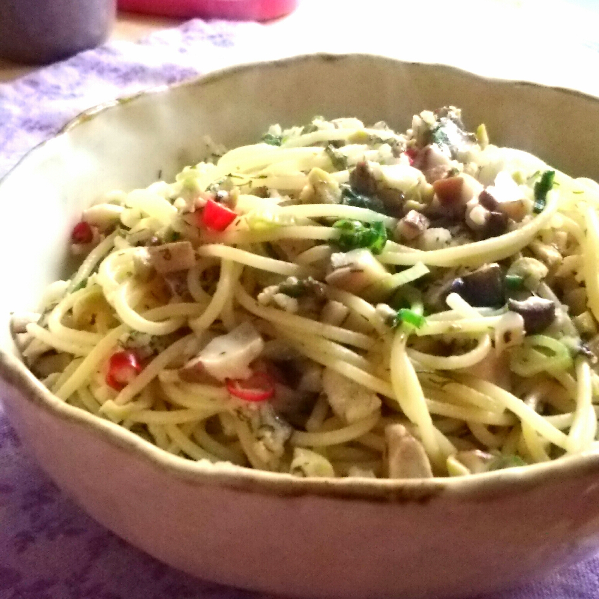 器に盛り付けた鱧としいたけのペペロンチーノ