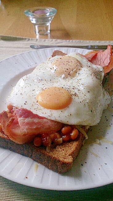 イギリスの朝食、ビーンズONトースト我が家風。