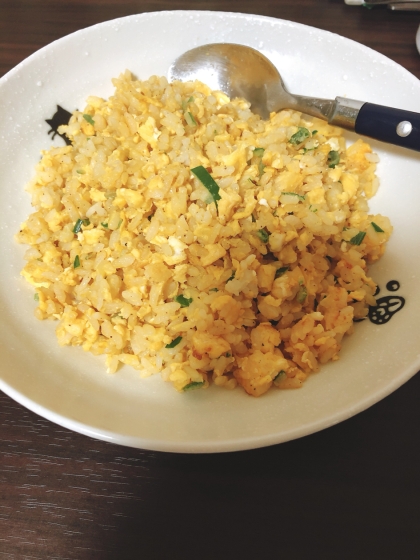 ネギと卵だけで炒飯作ってみました。レシピの調味料を入れて炒めるだけなのでとても簡単でよかったです。