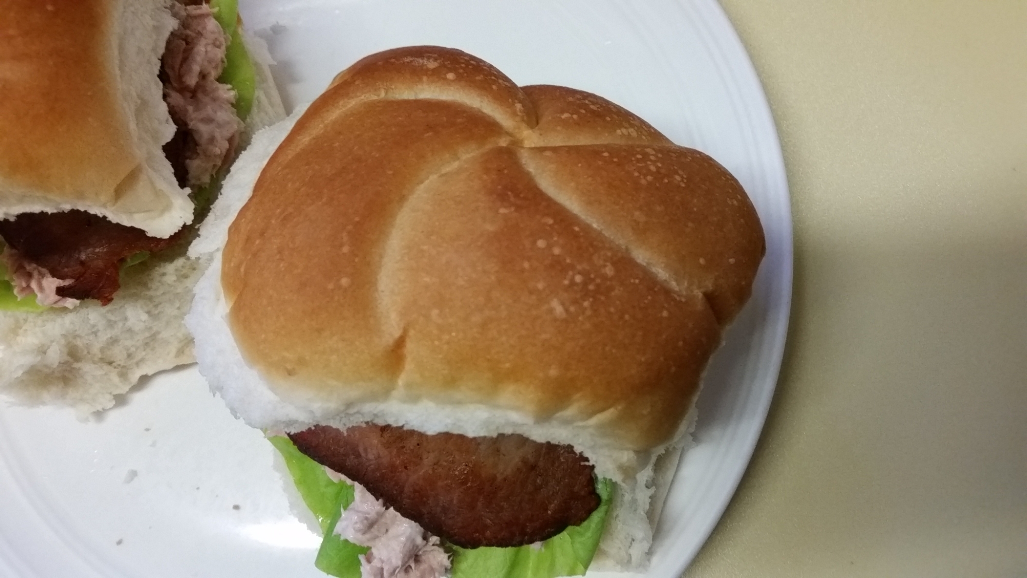 ツナマヨとベーコンのサンドイッチ