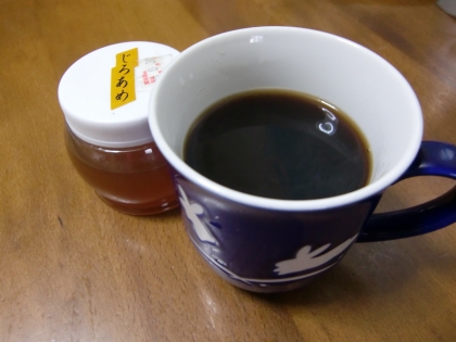 金沢の水あめです♪
たーくさんあるのでちょっと困ってました・・・(^^ゞコーヒーなら毎日飲むので消費できそうです！！
ほんのり甘めで美味でした。