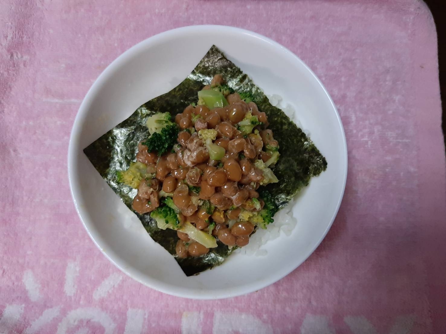 海苔をのせたブロッコリー混ぜた納豆丼