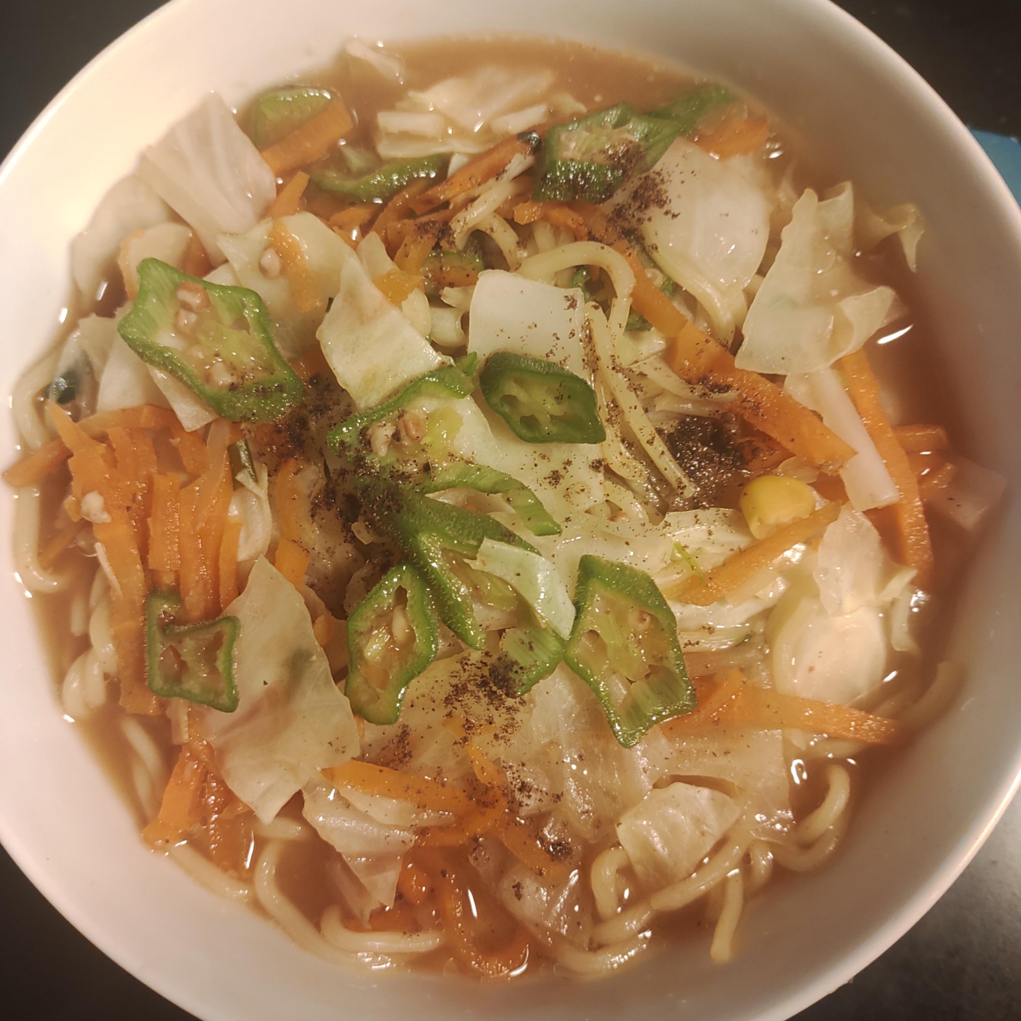 オクラ、にんじん、キャベツ、味噌中華そば