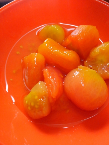 天候不良で実が割れてしまったトマトで。
捨てるのもったいないので、こうして利用できるのはうれしいです♪シロップ漬け美味しい♡