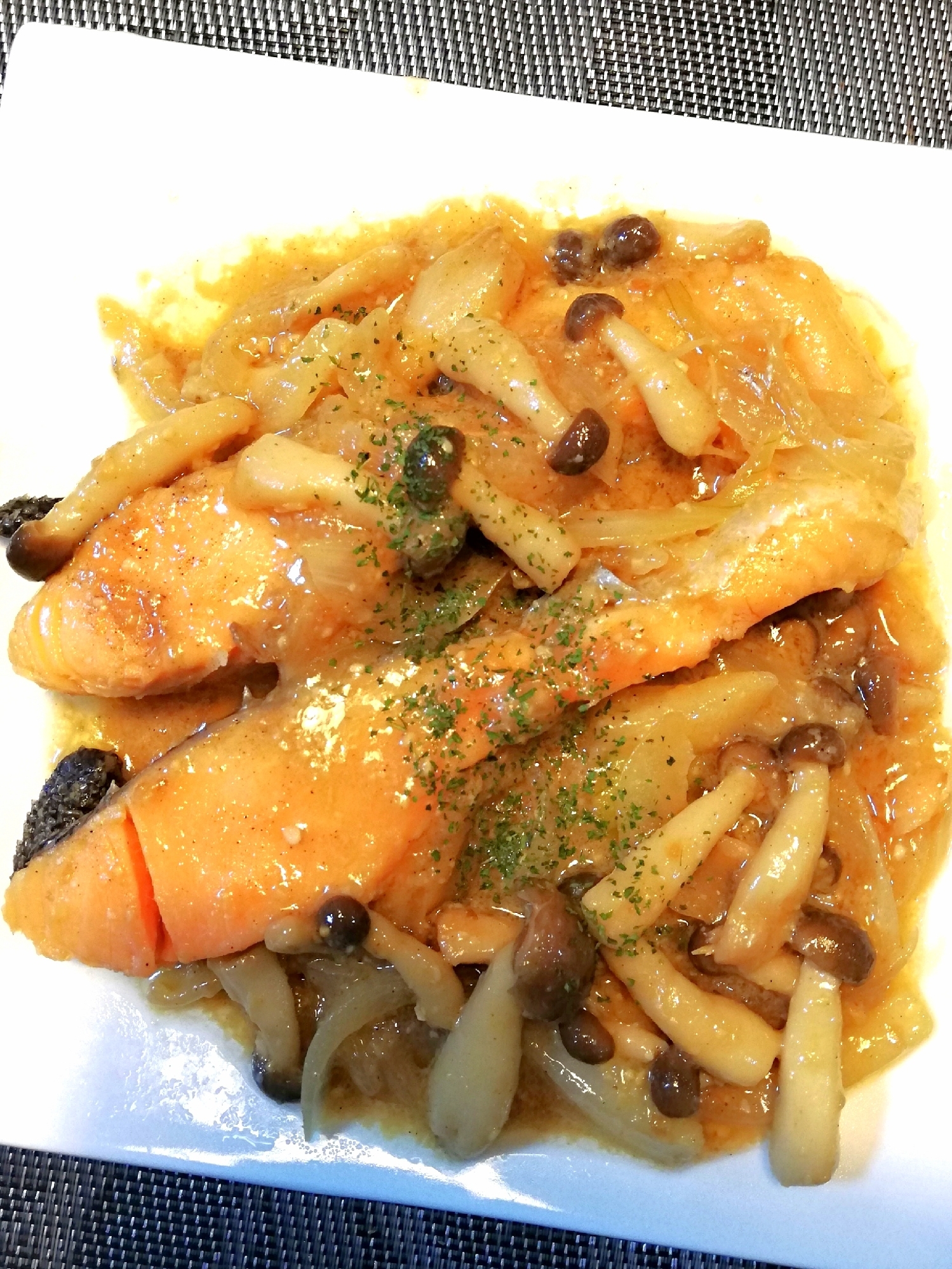 ワンパン♪秋鮭とキノコの味噌マヨソース