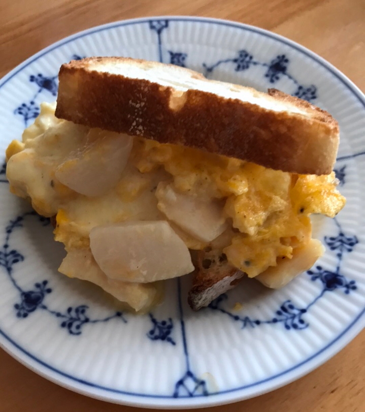 ホタテとチーズの卵炒めサンド