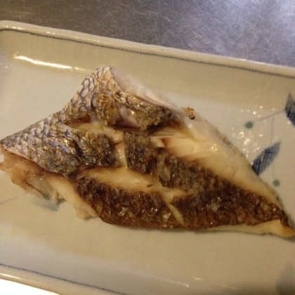 新鮮な鯛の切り身は、シンプルにいただくのが良いですね(#^.^#)
美味しかったです。