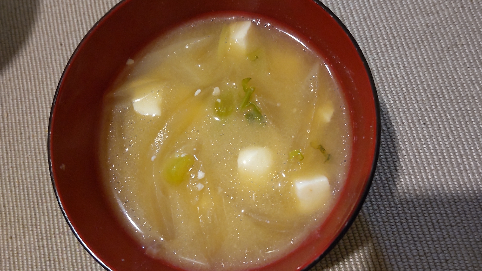 豆腐、大根、大根の葉の味噌汁