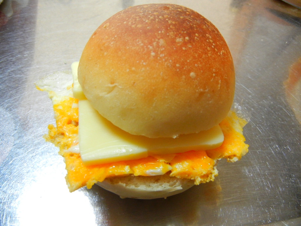 卵とチーズのカレー風味サンドイッチ