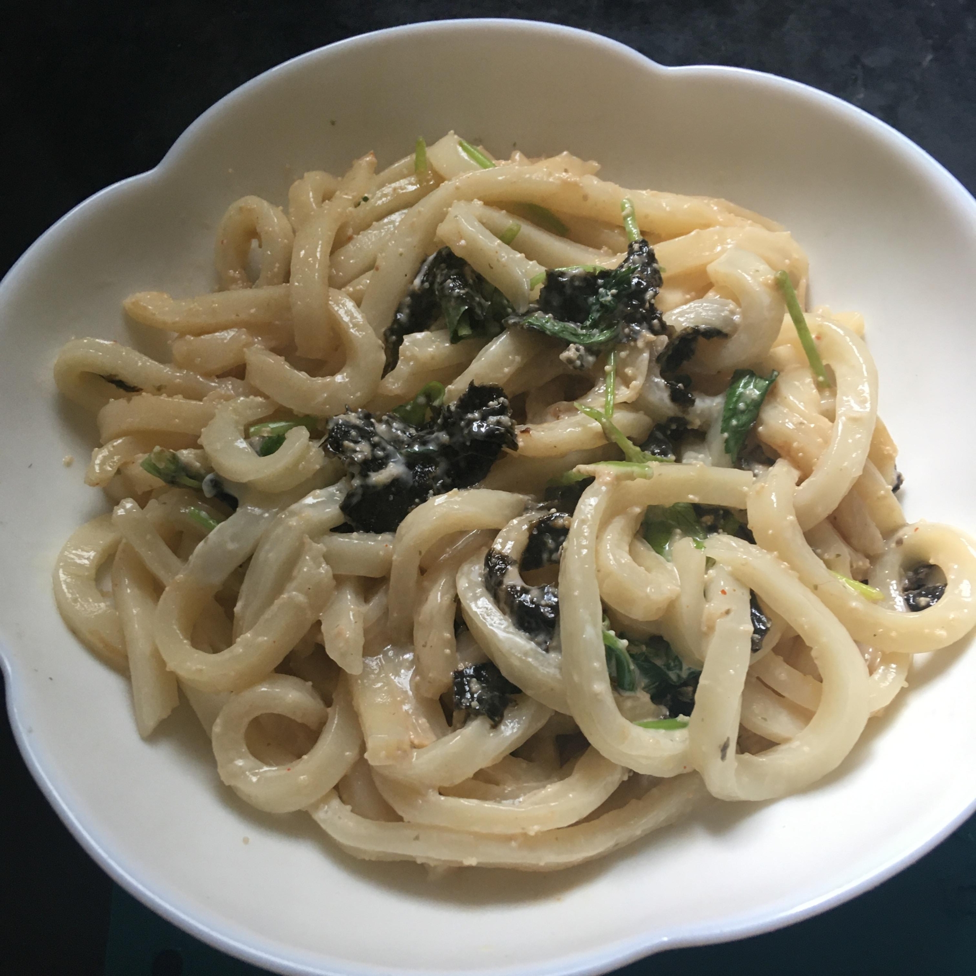 三つ葉、海苔、明太子の焼きうどん