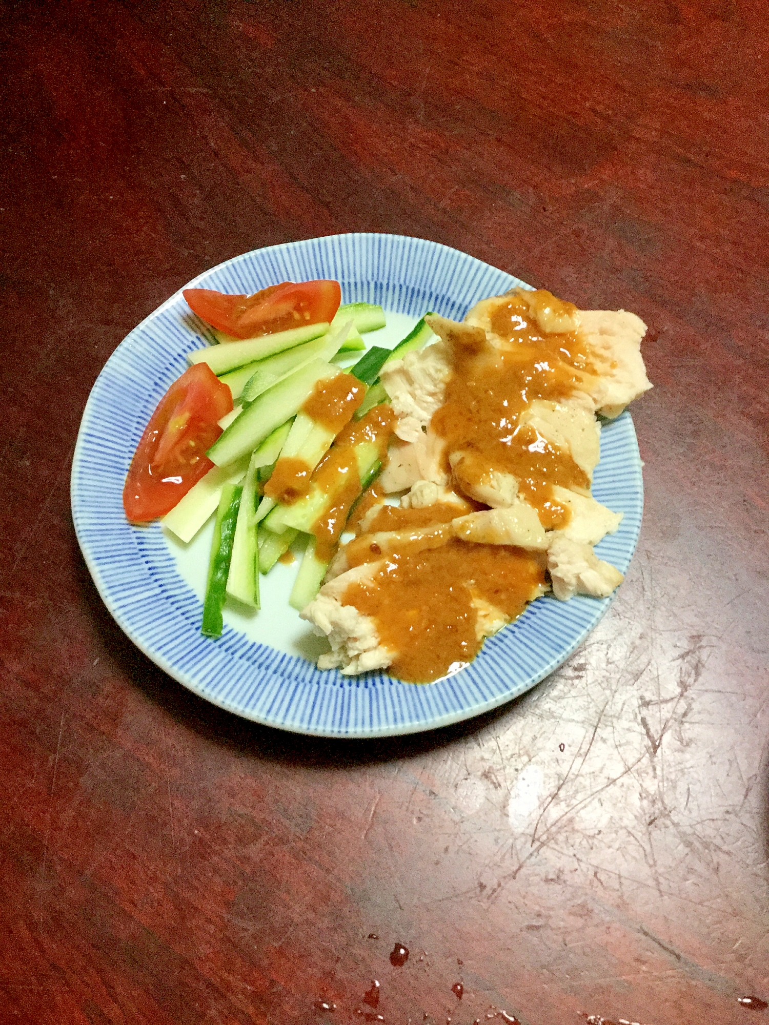 蒸し鶏と胡瓜とトマトのゴマダレ盛り。