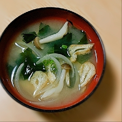 しめじ・たまねぎ・わかめ・ねぎ・油揚げの味噌汁