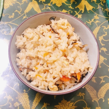 Guuママちゃん♪濃い旨味たっぷりの煮汁の炊き込みご飯山盛り入れました(⸝⸝> ◡<)۶美味しいꕀ！おにぎりにもしてまた明日も食べますね　きら( ☆∀☆)⬅︎笑