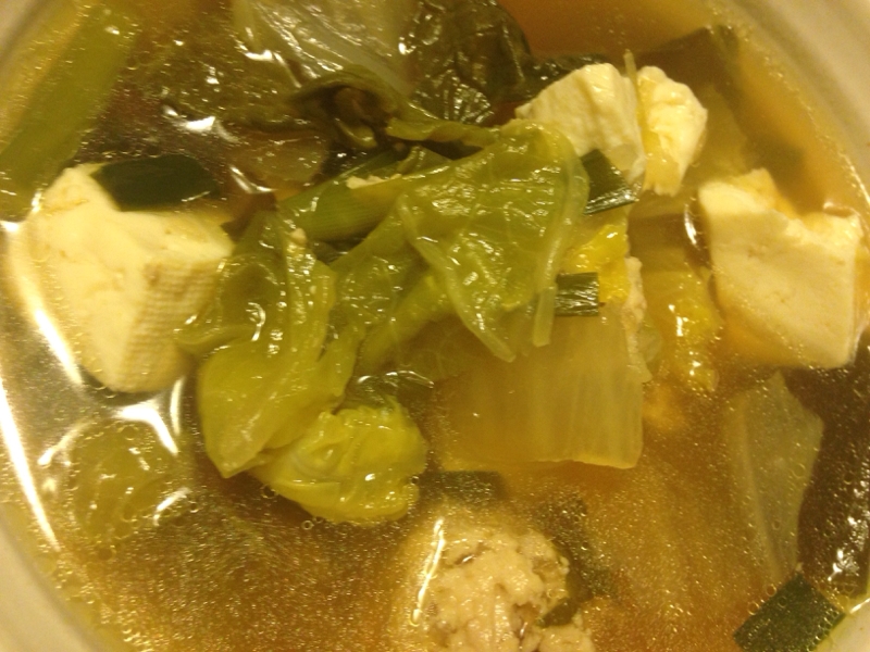白菜とわかめとたまねぎと豆腐の鶏団子スープ。