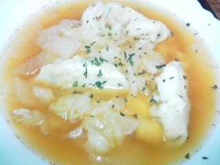 餃子と大根、キャベツの中華スープ