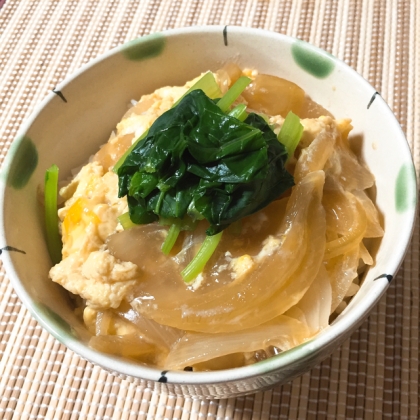 お肉がなかったので、玉子丼で失礼します(>_<)
この味付けは、めっちゃ好きです∩^ω^∩♡小松菜ものせると、見た目だけでなくって、栄養もUPしていいですね！