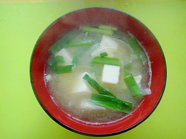 豆腐とニラ玉ねぎの味噌汁