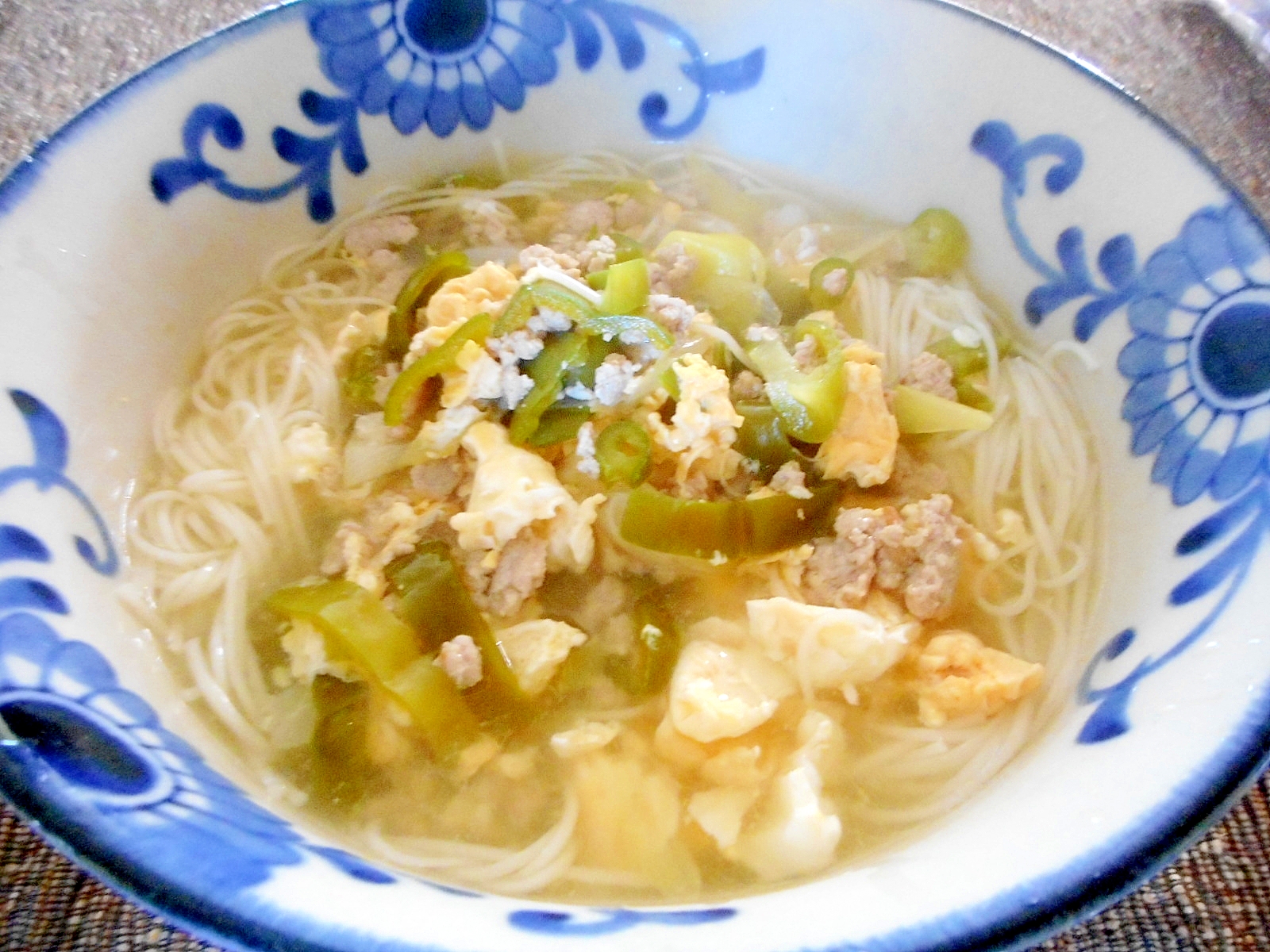 ピーマンとそぼろの卵にゅうめん