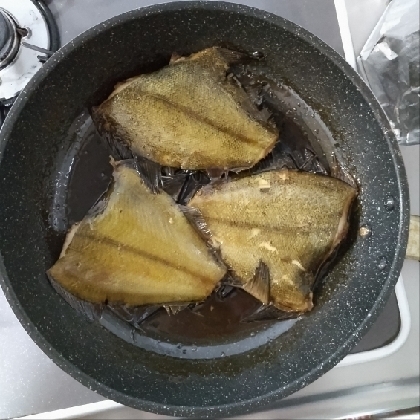 フライパンで·͜·ᰔᩚカレイの煮付け