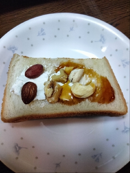 ナッツとクリームチーズのココアはちみつトースト
