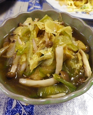 レタスしめじ湯葉油揚げの即席麺つゆ煮