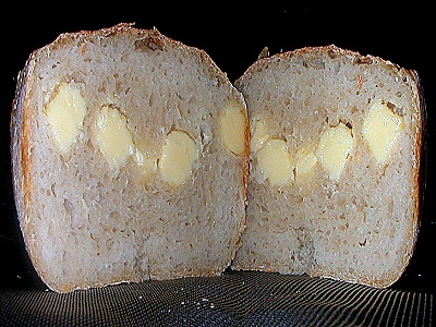 チーズが　沢山（よ～さん）　入った食パン